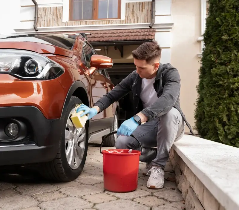 Lavage auto à domicile Villiers-Saint-Frédéric : professionnel intervenant sur un véhicule